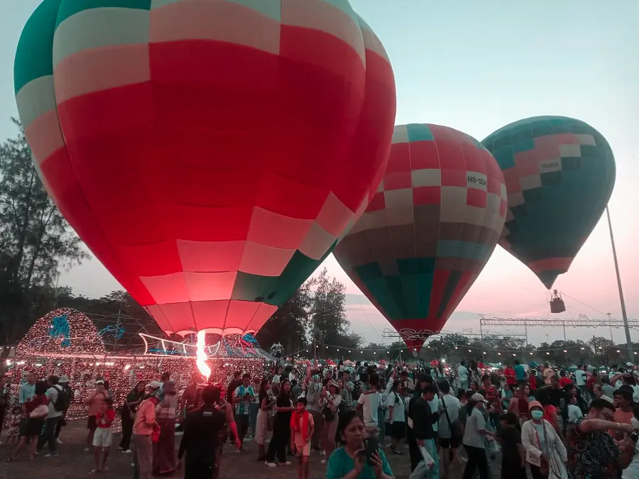 A balloon festival, simulated as tritan color vision
