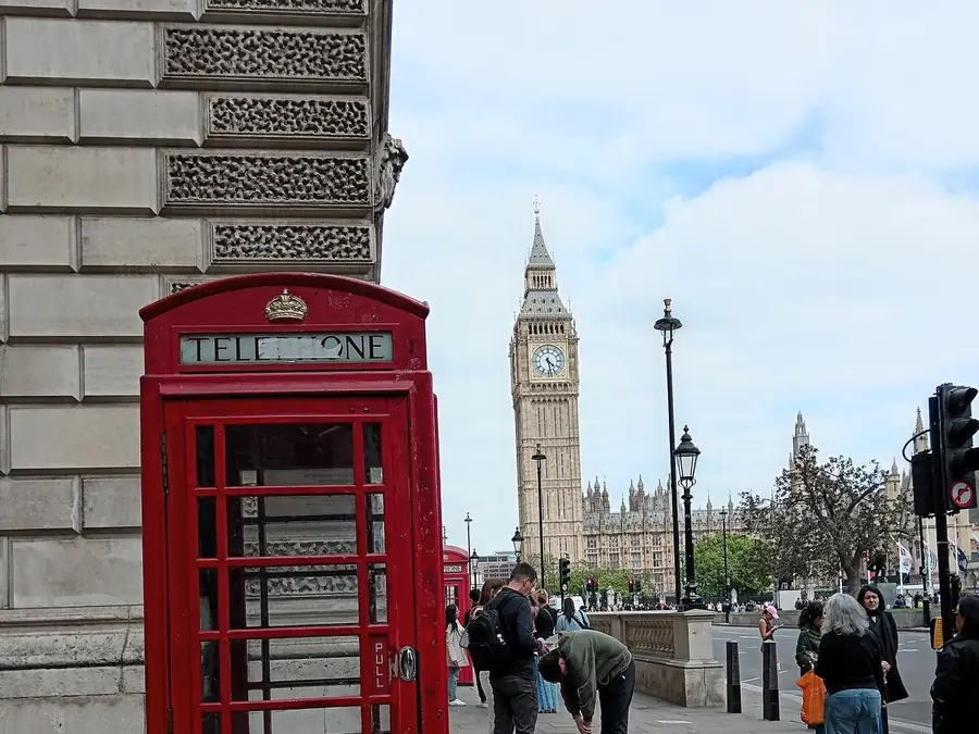 A London phone box, in typical color vision