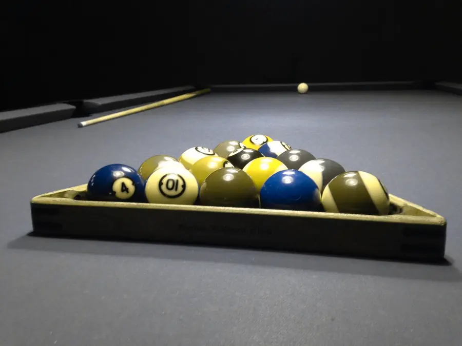 Pool balls, simulated as deutan color vision