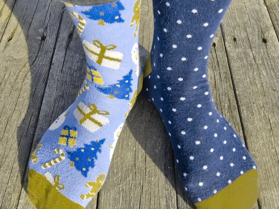 Odd socks, simulated as deutan color vision