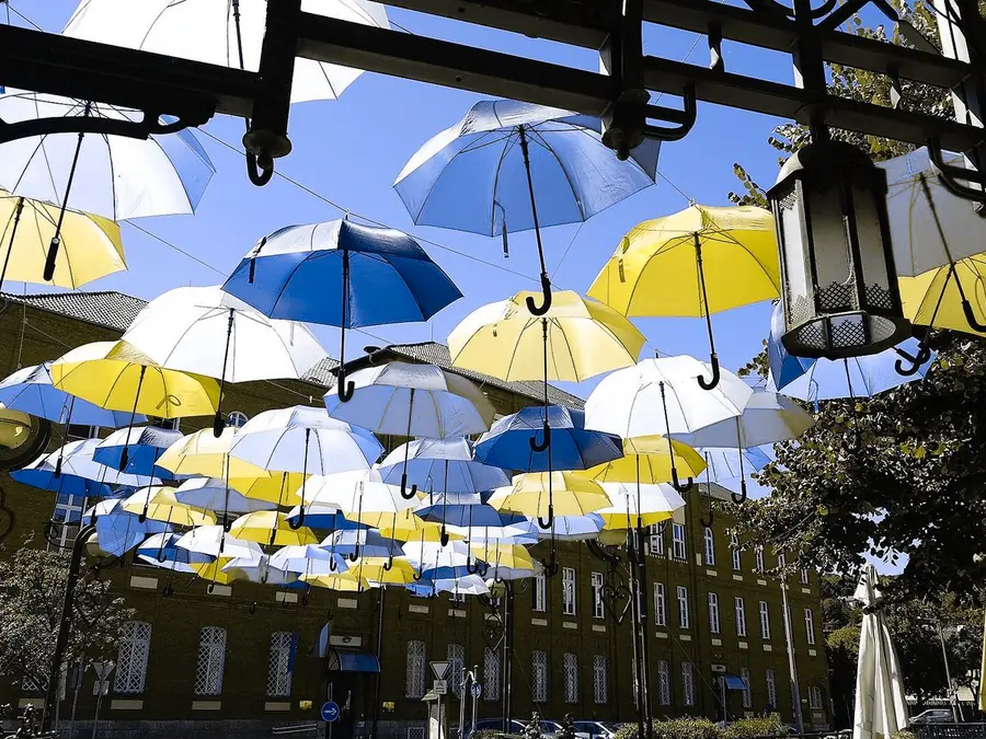 Umbrellas over a street, simulated as deutan color vision